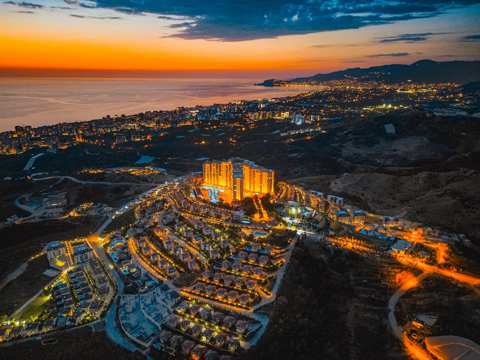 Mahmutlar ve Kargıcak'a bakan Goldcity kompleksi, Alanya — gün batımı